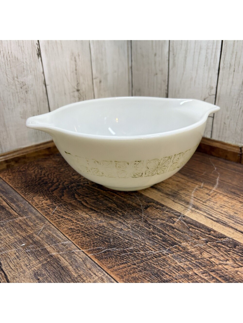 Pyrex Green #442 Cinderella Mixing Bowl 1 1/2 QT Ovenware Faded Scratches Vintg